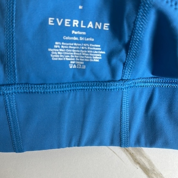 Everlane The Perform Cropped Top NWT in Blue Size Medium SOLD OUT ONLINE - Picture 7 of 8